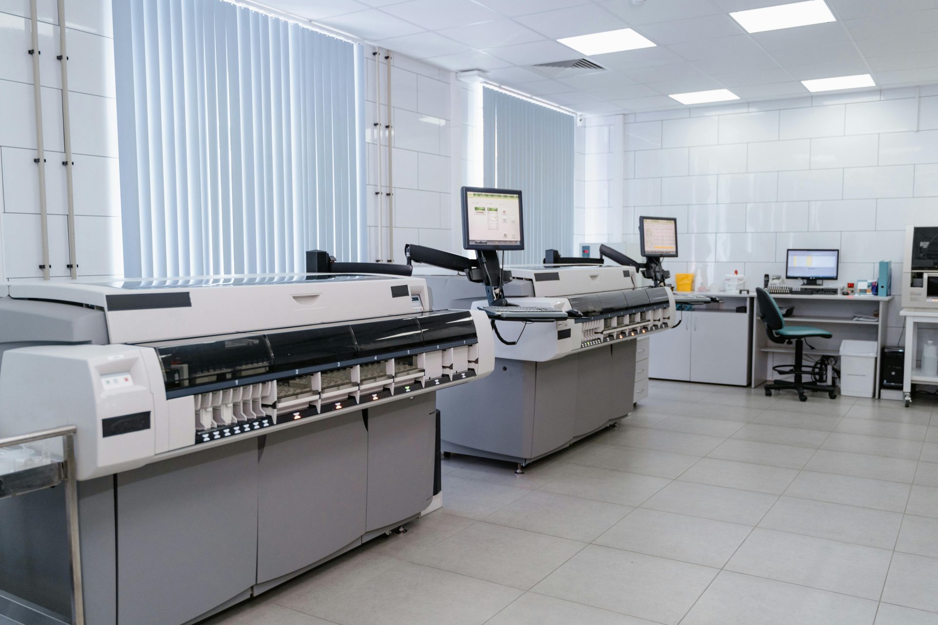 Amplio laboratorio moderno equipado con tecnología de impresión avanzada y estaciones de trabajo.