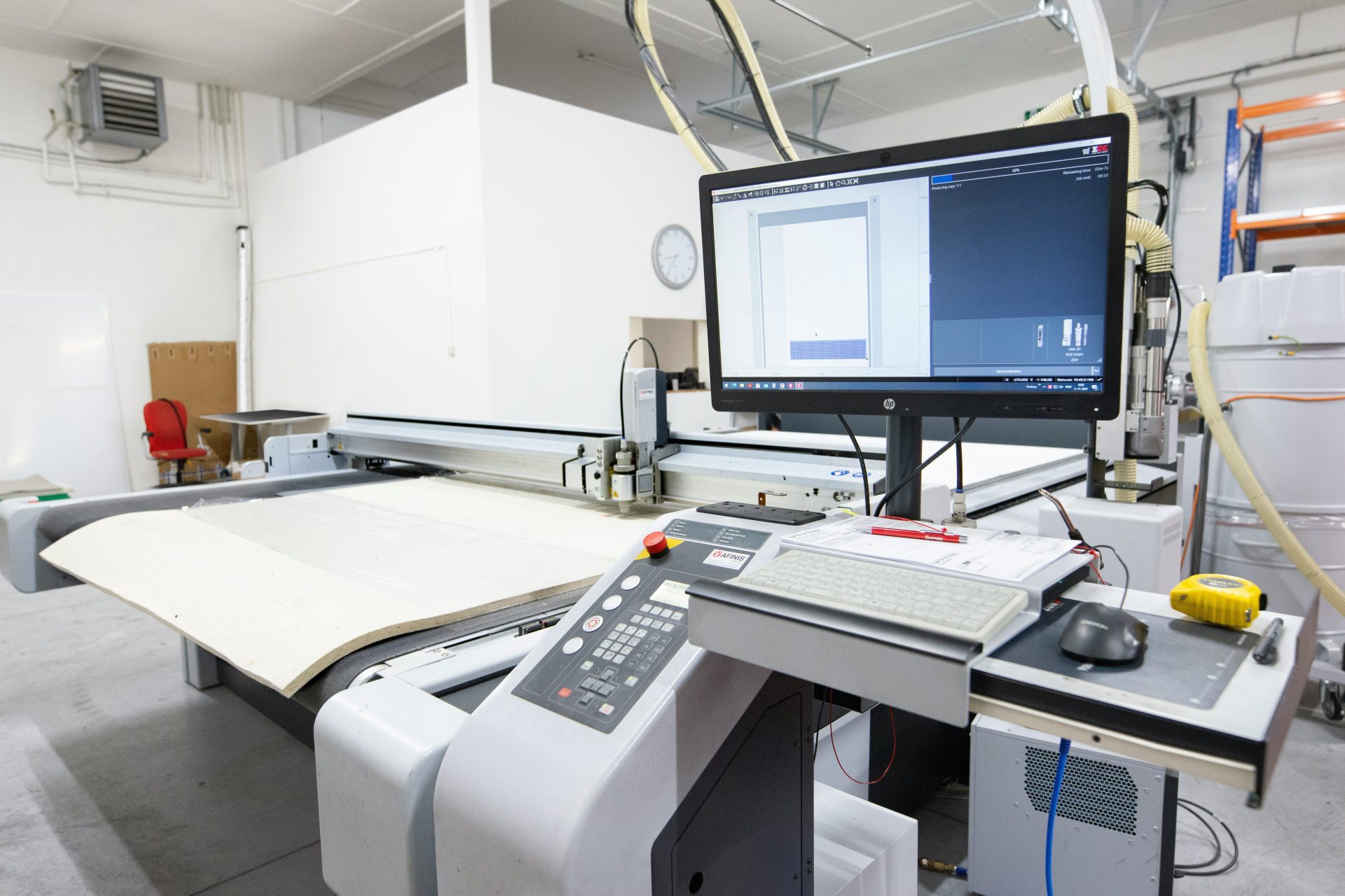 un monitor de computadora colocado encima de una máquina